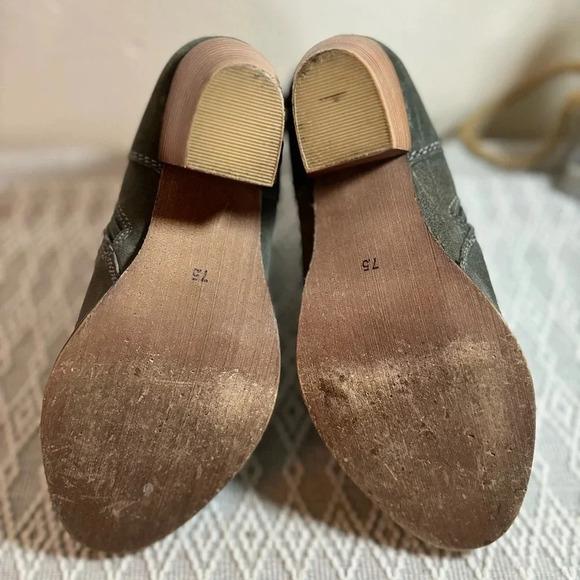 Diba Sophia Green Suede Ankle Boots. Size 7.5, 2 1/2” heel. Side Zipper. - Picture 6 of 9